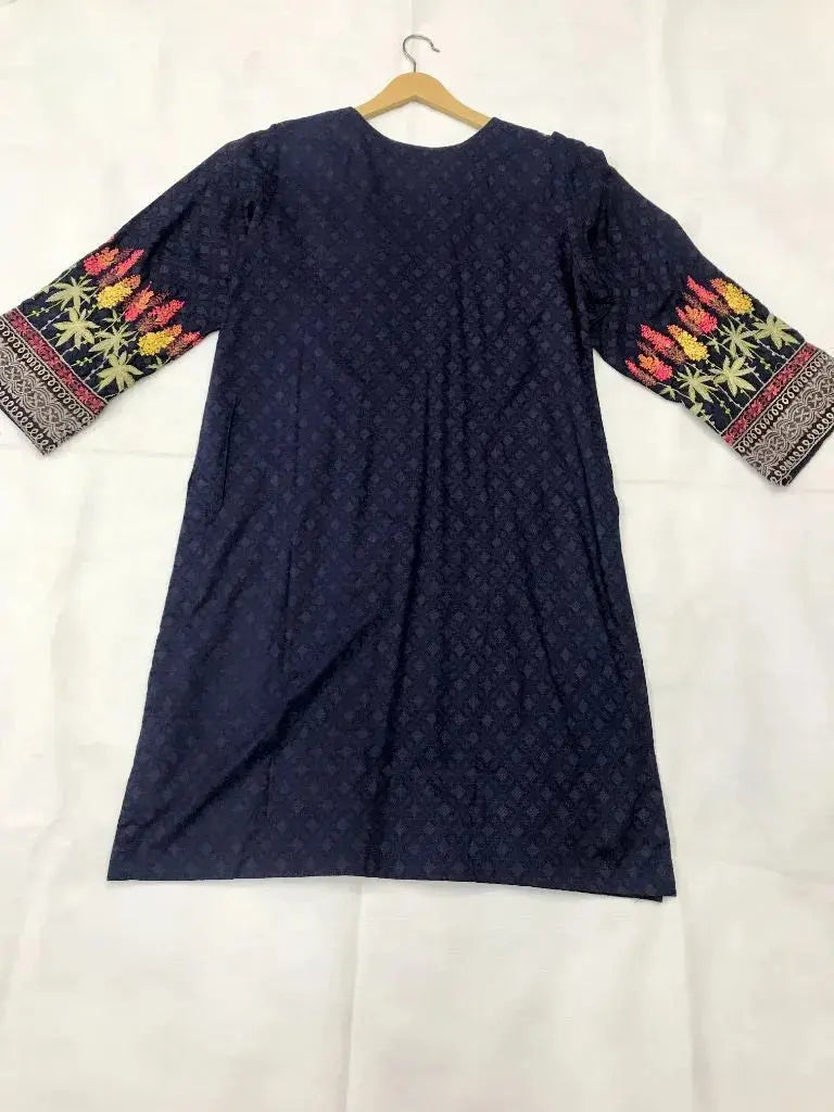 Stitched 3-Piece Printed Linen Suit with Embroidered Neckline – Floral Dupatta Ayesha Fashion Boutique